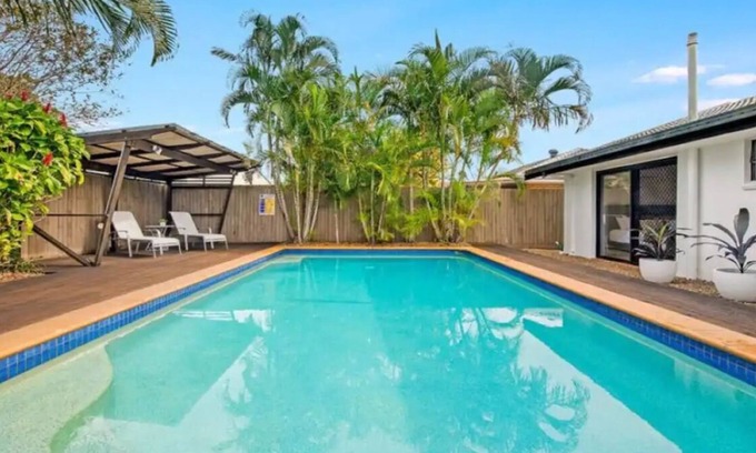 Mermaid Waters House | Cool Cabana ~ 5min to Mermaid Beach. Relax in style and sophistication today!