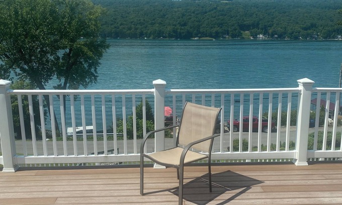 Dundee House | Cool house with AC in charming Dundee with gorgeous views of the lake