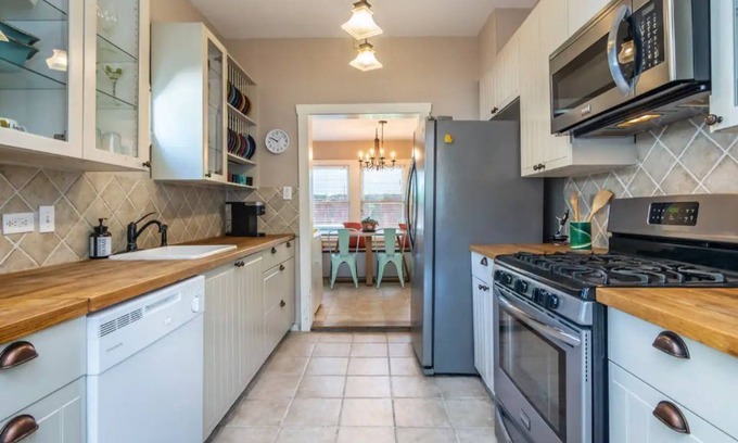 Monte Vista House | Cool oasis on the St Mary Strip. Riverwalk, Six Flags and Sea world nearby.