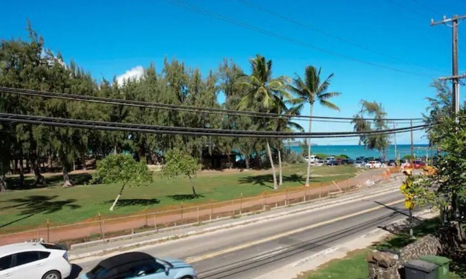 Kailua House | Cool retreat at the entrance to Lanikai-Very Close to Beach-3 Primary Bedrooms