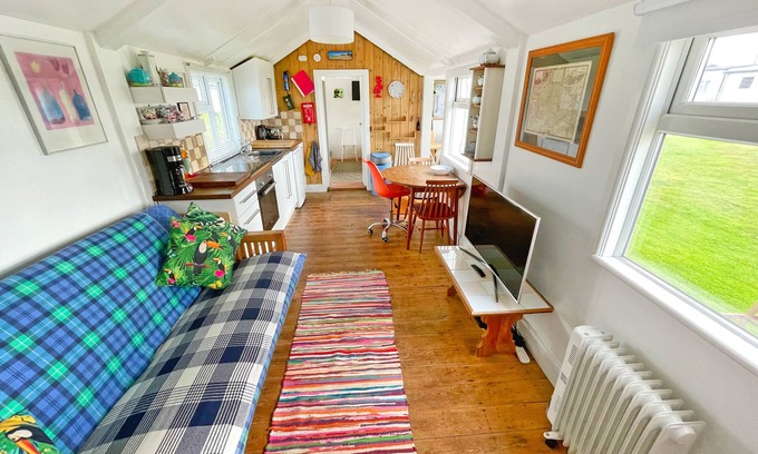 Walcott Ski Chalet | Cool Seaside Hut, Sandy & Quiet Beach
