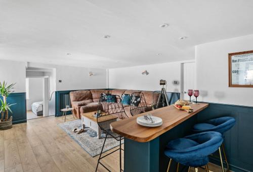 Teignmouth Apartment | Coombe Bank - Seaboard spirit, contemporary chic with parking close to beach