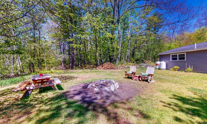 Roxbury Cabin | Coos Canyon- Firepit, Swimming Hole & Dog-Friendly