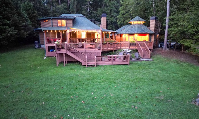 Ellijay Cabin | Coosawattee Riverfront Cabin w/Outdoor Gazebo, EV Charging & Flat Backyard