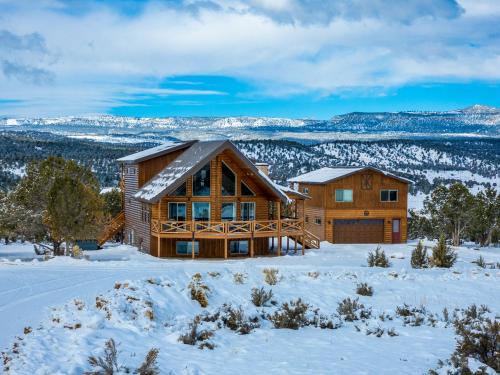 Orderville House | Copper Rock Ridge- Luxury, Pool Table, Hot Tub between Zion and Bryce