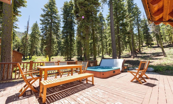 Alpine Meadows House | Copperleaf By Tahoe Getaways - Alpine Meadows 5 BR w Private Hot Tub + Ski Shuttle!