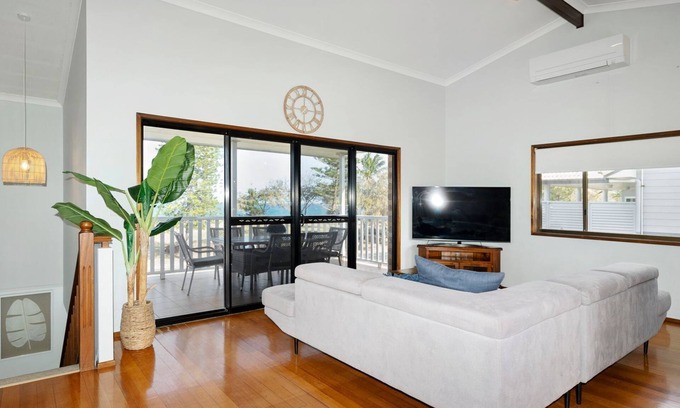 Bargara House | Coral Reef Stunning Beach Front Home
