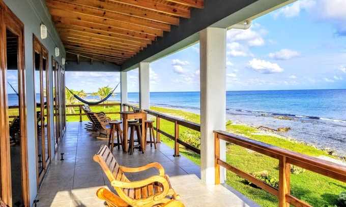 Isla de Utila House | Coral Ridge House Main Floor - 1 Bedroom/1 Bathroom - Spectacular Oceanfront