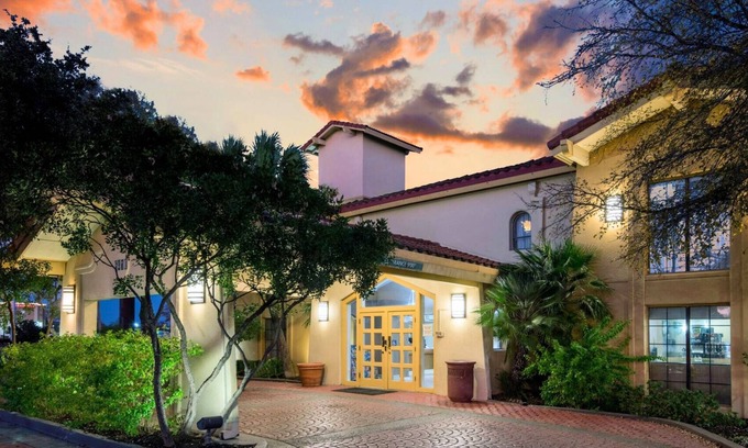 North San Antonio - SAT Hotel | Coratel Inn & Suites by Jasper Wonderland Comfort 2 Double Bed NS