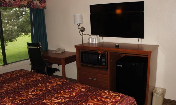 Waite Park House | Coratel Waite Park - Comfort 1 King Bed NS