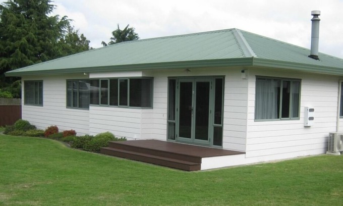 Taupo House | Corena's Place - walking distance to lake and town. Includes linen and wifi.