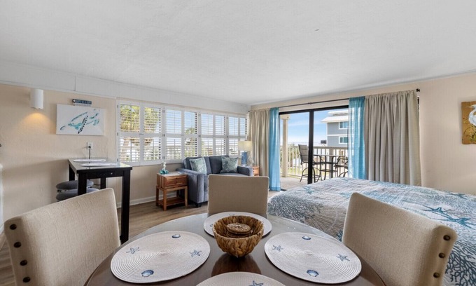 Cedar Key Condo | Corner condo with huge Gulf views
