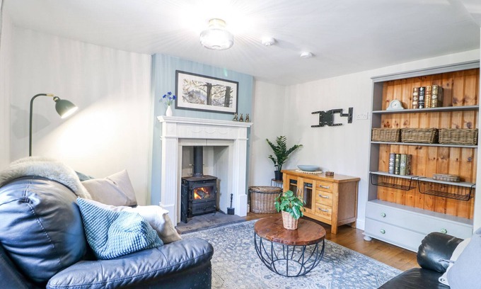 Swinscoe Cottage | CORNER COTTAGE, pet friendly, with open fire in Ashbourne
