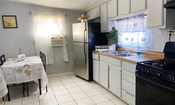 El Paso Apartment | Corner Gem near Del Sol Hospital