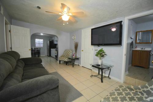 El Paso Apartment | Corner Gem Near Yarbrough Zaragoza I10 unit 1