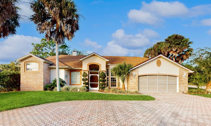 Brooksville House | Corner-lot home with private pool, patio & fireplace - near golf/natural springs
