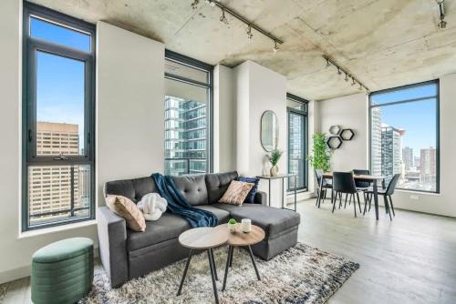 Connaught House | Corner Luxury High-Rise Condo Sleeps 7