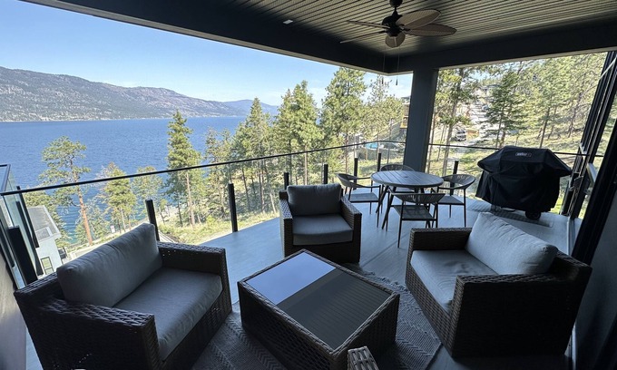 McKinley Condo | Corner unit, 1400 sq ft 2-bedroom lake-view condo with AC+Pool