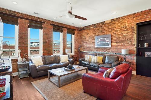 Historic District - North Apartment | Corner View Broughton Penthouse with FREE Reserved Parking