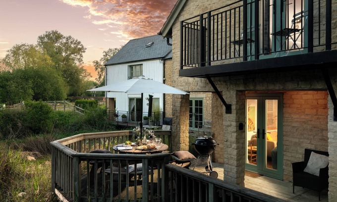 Cirencester Cottage | Cornerstone Lower Mill Estate Cotswolds Spa pools lakes water sports nature a/c