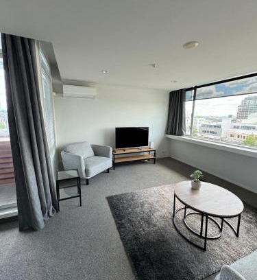 Hamilton Apartment | Corporate Accommodation - Modern CBD Apartment