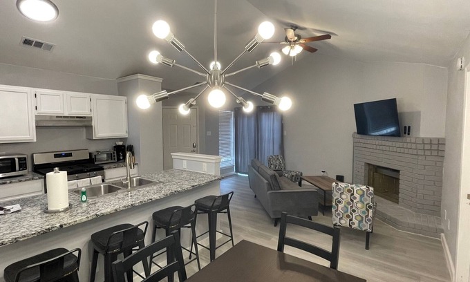 Copperfield House | Corporate Duplex #A - fully remodeled & Furnished
