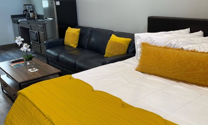 Gardiner Apartment | CORRAL VILLAS Deluxe studios in the north entrance to Yellowstone
