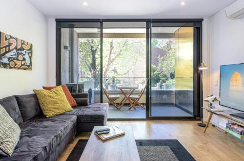 Carlton Apartment | Cosmo Stays- Designer Apartment Fabulous Location
