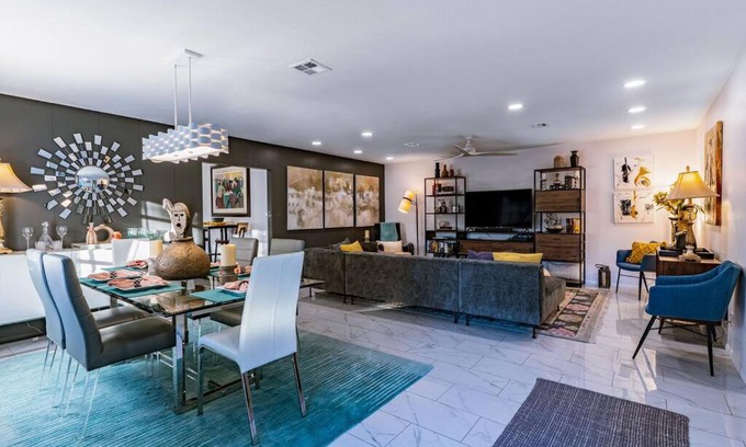 Sarasota Apartment | Cosmopolitan Suite, Centrally located to Downtown and the beach.