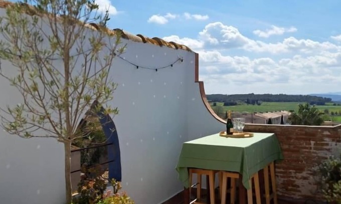 Camallera Cottage | Costa Brava Apartment. Casa de la Plaza. Costa Brava beaches 15 minutes