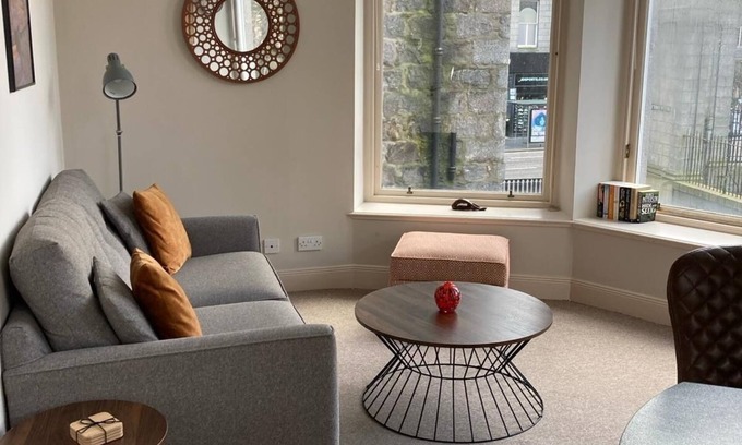 Central Aberdeen Apartment | Cosy 1 bedroom apartment with lovely views in the heart of Aberdeen city centre.