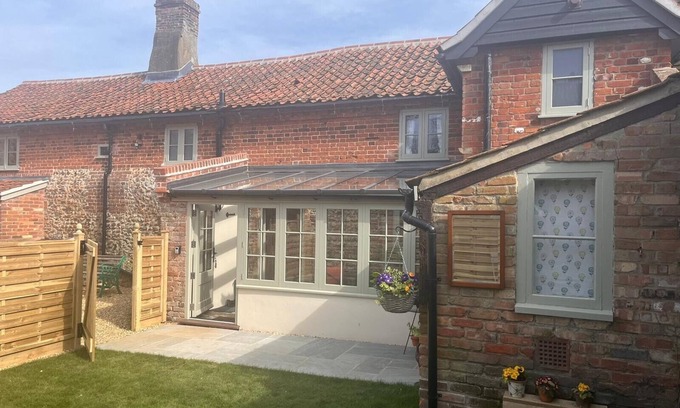 Great Snoring Cottage | Cosy 17th century 1 bed cottage, perfect for couples and furry companions.