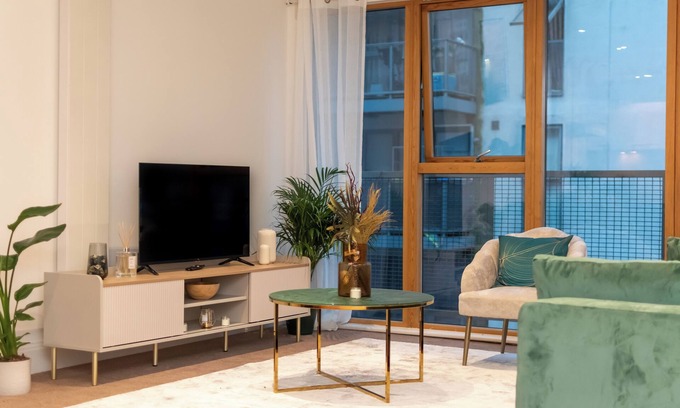Lea Bridge Apartment | Cosy 2 Bed Riverside Apartment + Free Parking