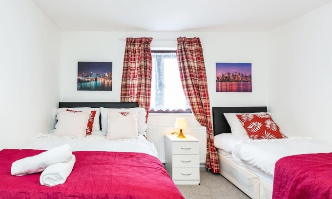 Becontree Apartment | Cosy 2 bedroom house! Dagenham! Free parking
