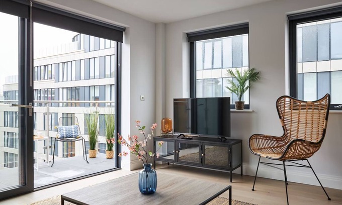 Harrow Apartment | Cosy 2BR Apartment Near Harrow-on-the-Hill Station w/Kitchen & Balcony