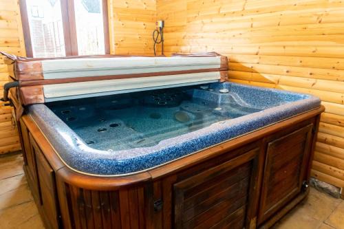 Brockworth House | Cosy 3 Bed Cottage in Gloucester-Parking-Garden-Free Hot Tub at the Weekends
