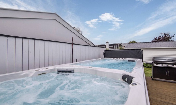 Merivale House | Cosy 3-bedroom home with hot-tub