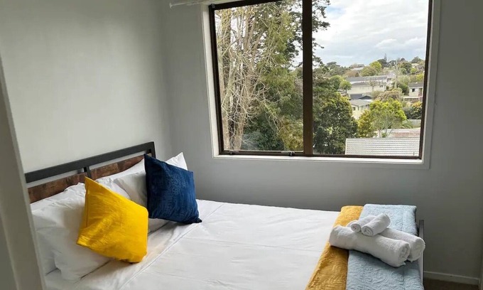 Massey House | Cosy 3 Bedroom House in Auckland