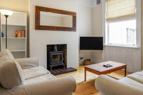 Herne Hill Apartment | Cosy 3BR with Garden in Herne Hill, Zone 2
