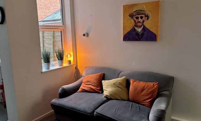 Worcester House | Cosy 4 Bedroom Period property - City and University nearby.