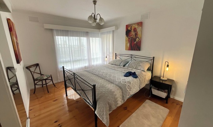 Portland House | Cosy and sunlit house just a short walk to the beach and shops.