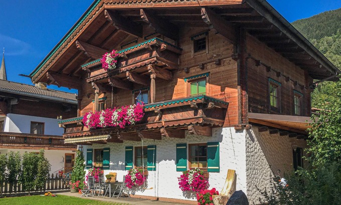 Bramberg am Wildkogel Apartment | Cosy apartment with terrace in Bramberg
