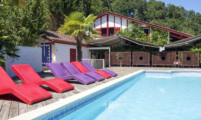 La Bastide-Clairence Apartment | Cosy apartment for 8 people with WIFI, pool, TV, terrace, pets allowed and parking