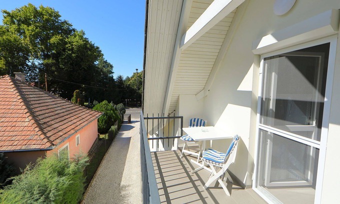 Balatonszemes Apartment | Cosy apartment for 4 people with WIFI, A/C, TV, patio and parking