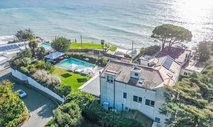Albisola Superiore Apartment | Cosy apartment for 6 people with WIFI, pool, TV, patio, pets allowed and parking