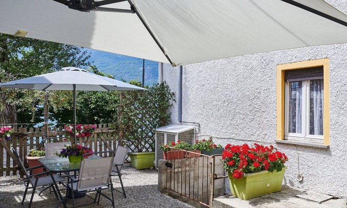 Verceia Apartment | Cosy apartment for 3 people with WIFI, TV, patio, pets allowed and parking