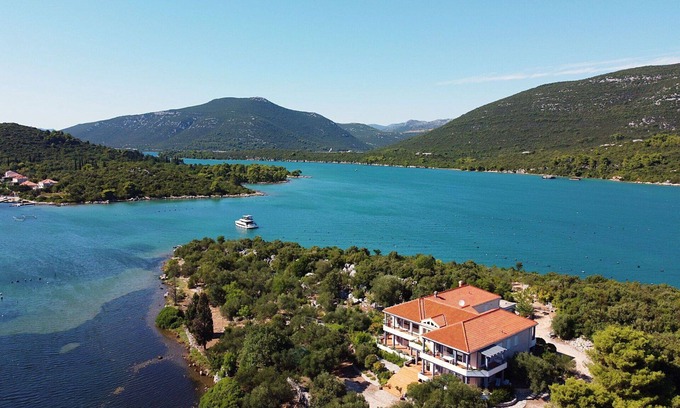 Mali Ston Apartment | Cosy apartment for 4 people with A/C, WIFI, hot tub, TV, balcony and parking