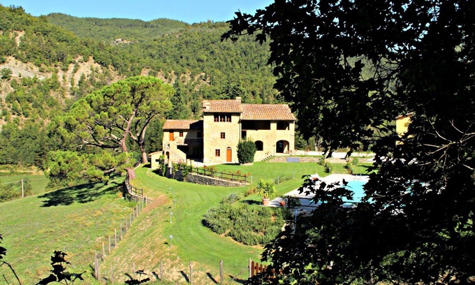 Dicomano Apartment | Cosy apartment for 4 guests with WIFI, pool, TV, pets allowed and parking