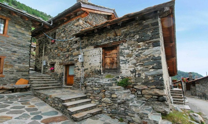 Arvier Apartment | Cosy apartment for 4 people with TV, patio and parking