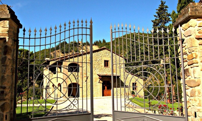 Dicomano Apartment | Cosy apartment for 5 people with pool, WIFI, TV, pets allowed and parking